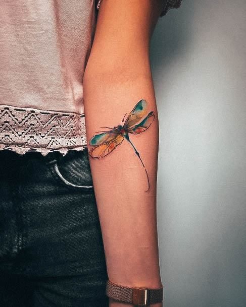 17 tattoo colorida de libélula no braço Pinterest