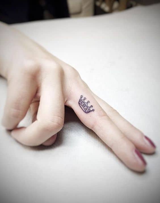17 tattoo delicada de coroa no dedo Pinterest