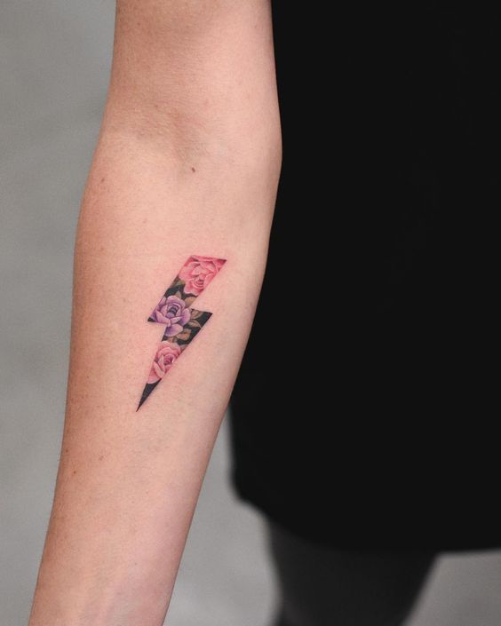 17 tatuagem de raio com flores no braço Pinterest