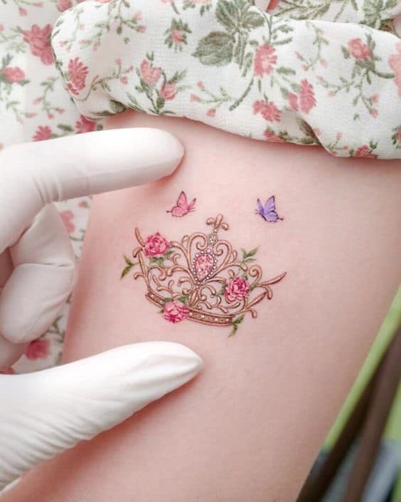 18 tattoo delicada e colorida de coroa Pinterest