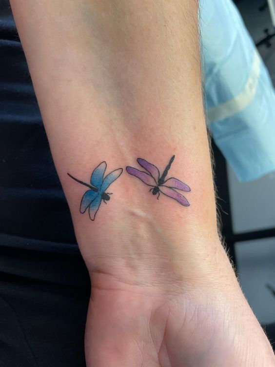 19 tattoo colorida libélula Pinterest
