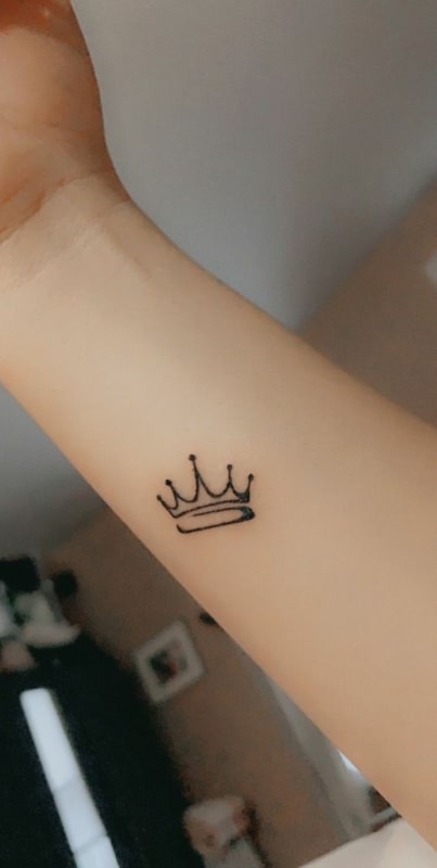 2 tattoo simples de coroa no braço Pinterest