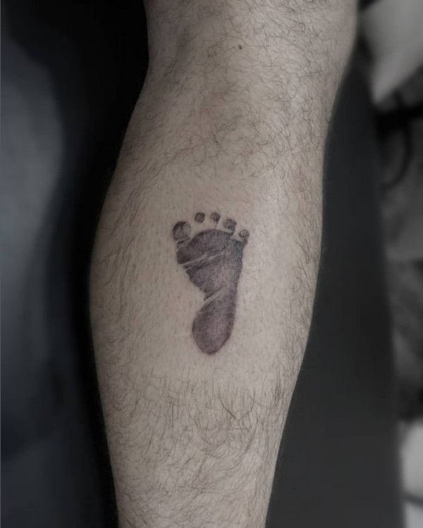 2 tattoo simples de pezinho de bebê @basetattoo