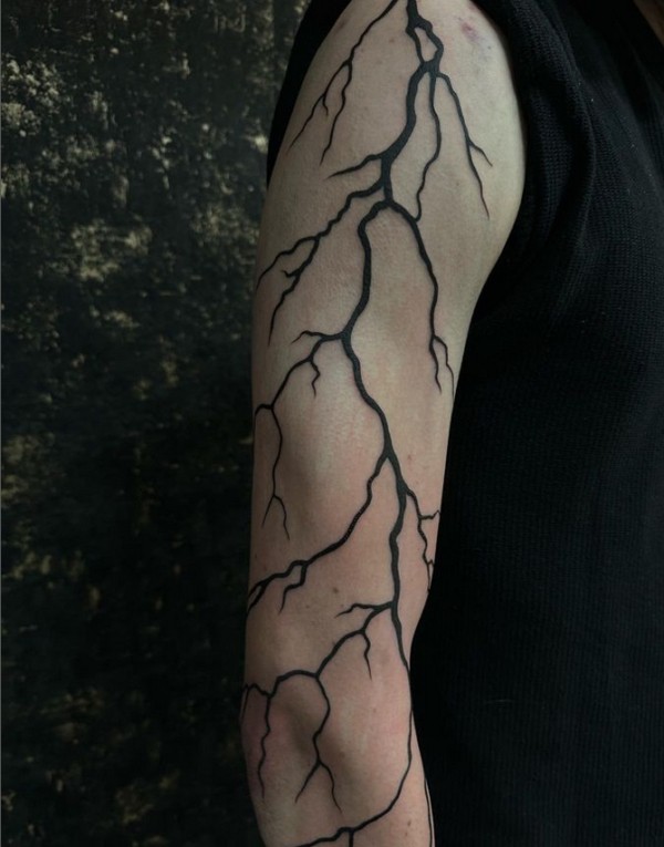 20 tattoo de raio no braço @kayaalicaink