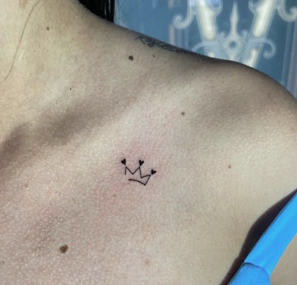 20 tatuagem pequena e delicada de coroa @vanlumetattooestudio