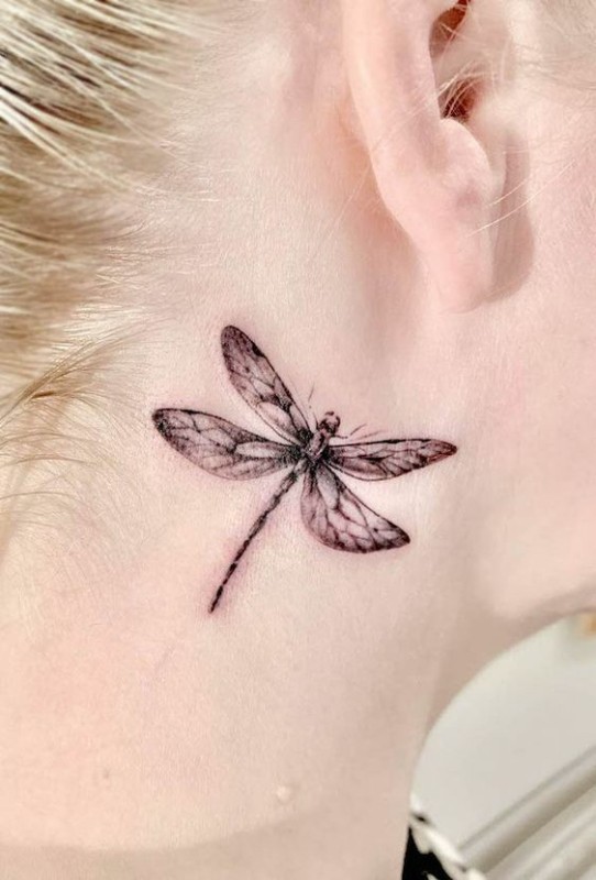 21 tattoo feminina de libélula no pescoço Pinterest