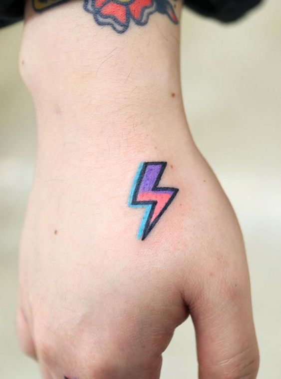 22 tattoo colorida de raio na mão Pinterest