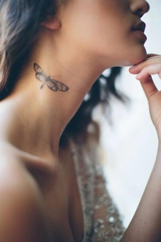 22 tattoo de libélula no pescoço Pinterest