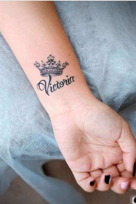 22 tattoo no pulso coroa com nome Pinterest