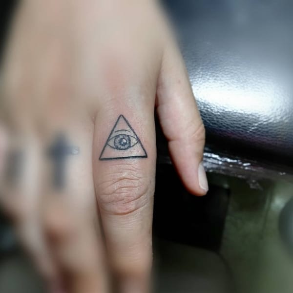 23 tattoo no dedo olho que tudo vê @eclipsetattooink
