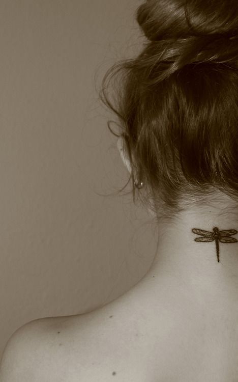 23 tatuagem feminina de libélula no pescoço Pinterest