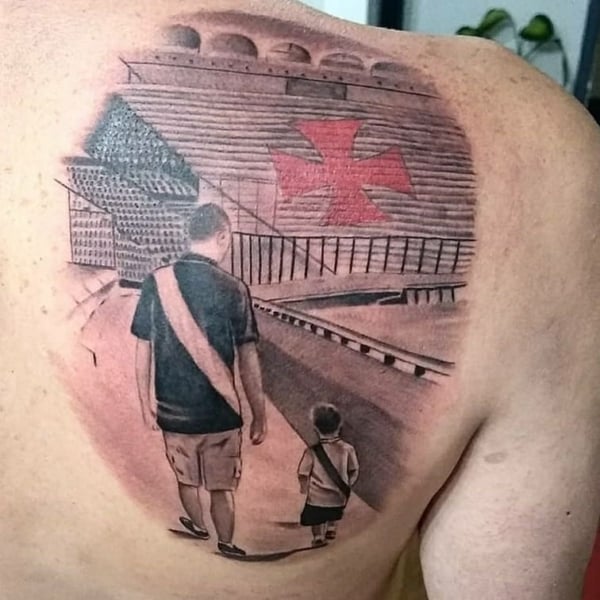 24 tattoo nas costas Vasco Publicidade Esportiva