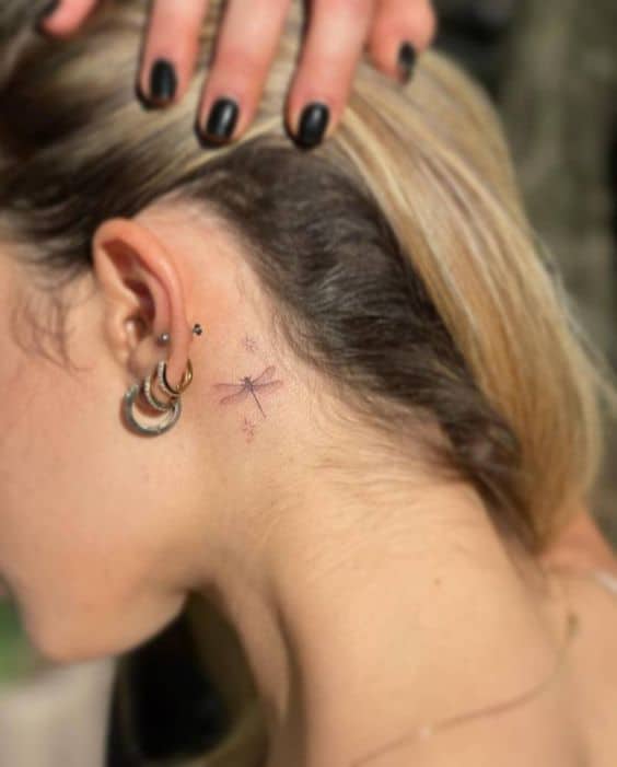 24 tattoo pequena de libélula no pescoço Pinterest