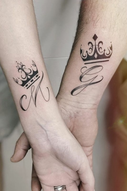 25 tattoo casal coroa com inicial Pinterest