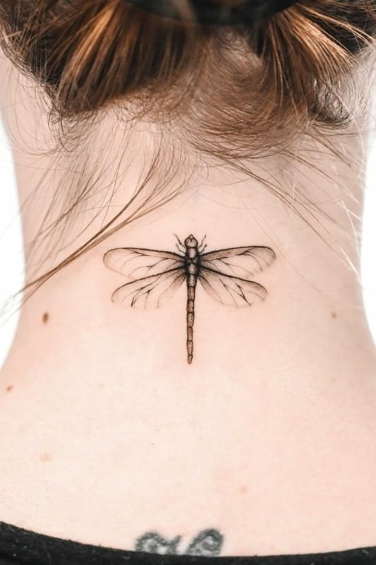 25 tatuagem delicada de libélula na nuca Pinterest