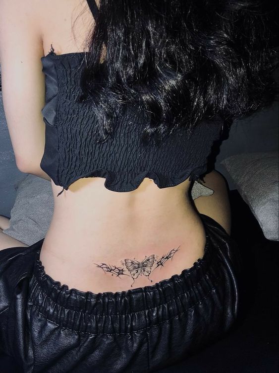 26 tattoo feminina de borboleta no cóccix Pinterest