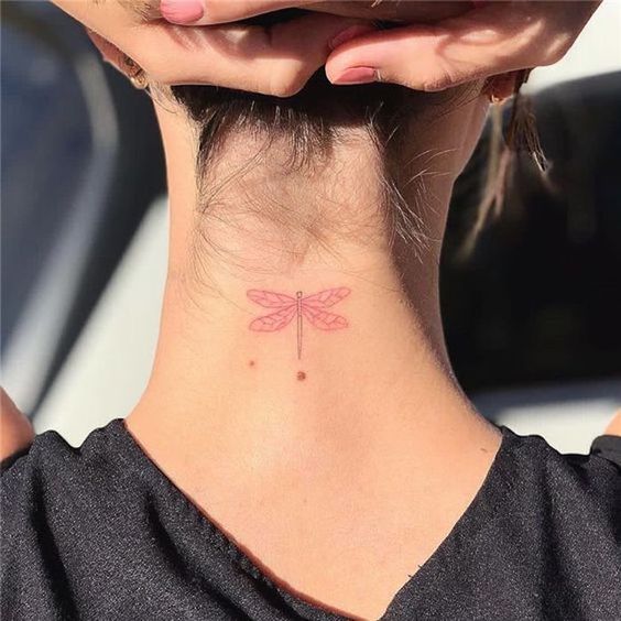 26 tattoo pequena de libélula na nuca Pinterest