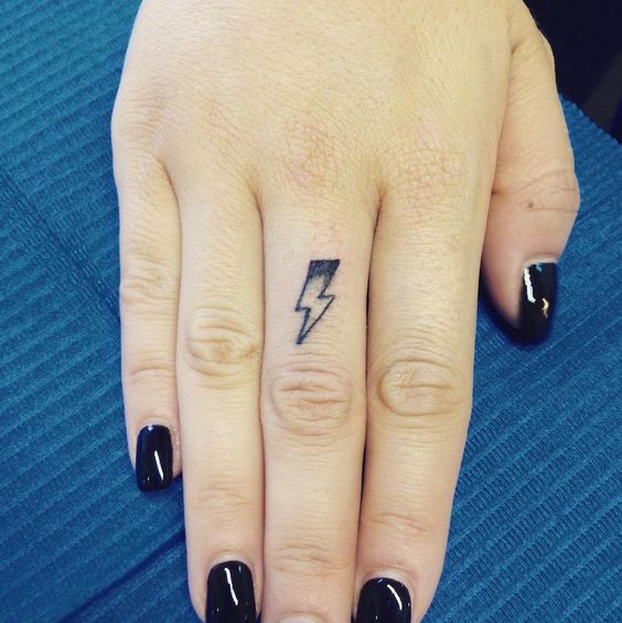 27 tattoo pequena de raio no dedo Pinterest
