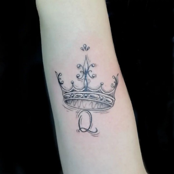 29 tattoo de coroa com inicial @luckyskintattoos