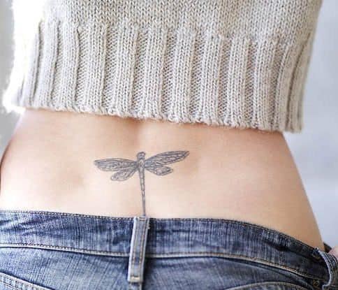3 tattoo delicada de libélula no cóccix Pinterest