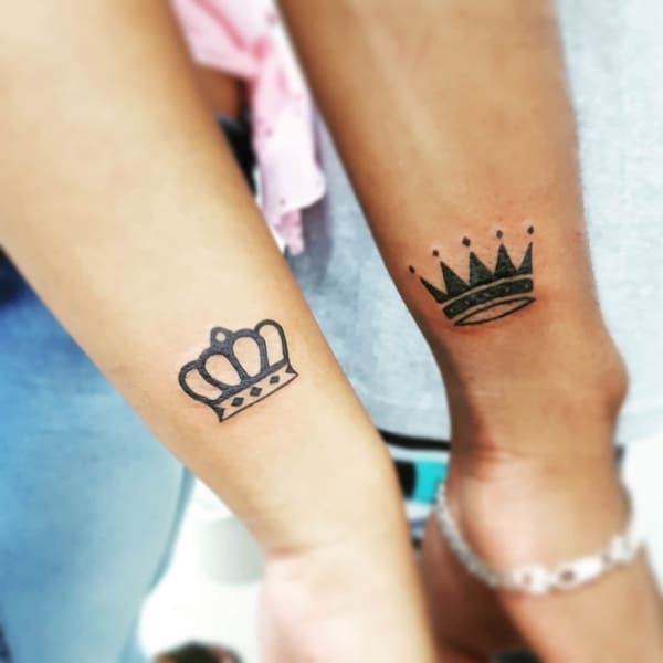 3 tatuagem de casal com coroas @tikaumtattoo