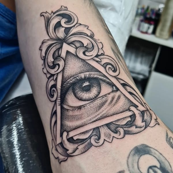 3 tatuagem no braço olho que tudo vê @nicolelealart