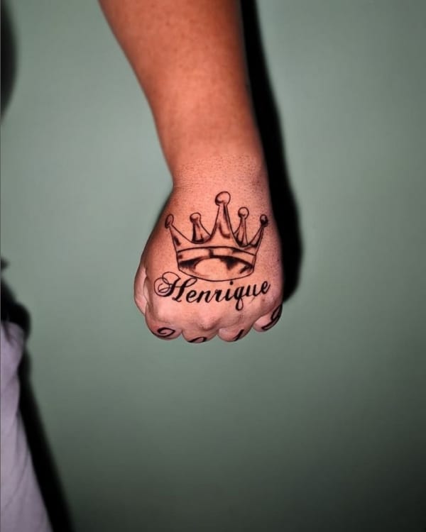 30 tattoo de coroa na mão com nome @ wallacetattoo