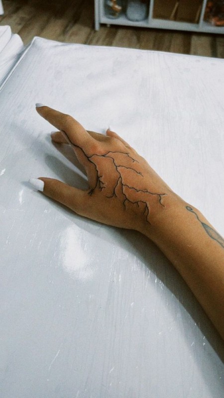 30 tattoo feminina de raio na mão Pinterest