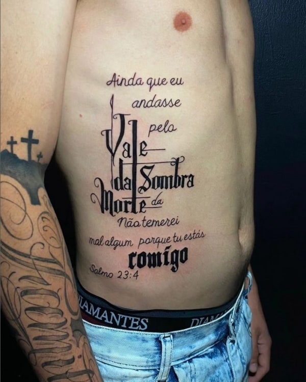 30 tatuagem masculina na costela com salmo 23 @daniell tattoo
