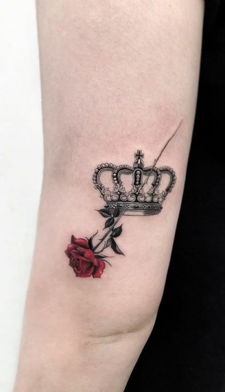 31 tattoo de coroa com rosa vermelha Pinterest