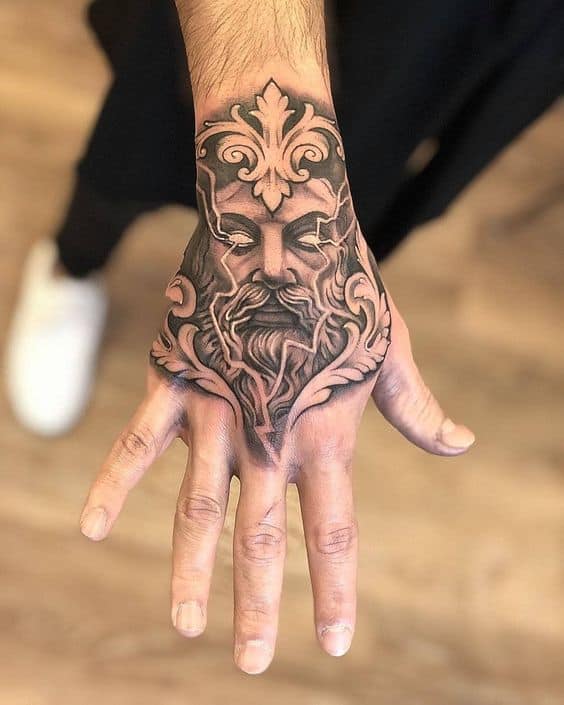 31 tatuagem Zeus na mao Tatuagem Zeus no