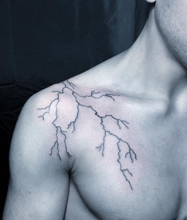 31 tatuagem de raio no ombro @intattooss