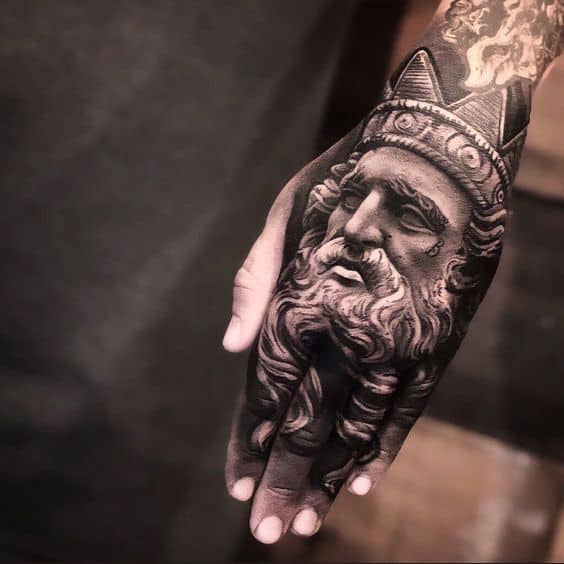 32 tattoo Zeus na mao Wallacy Bronson