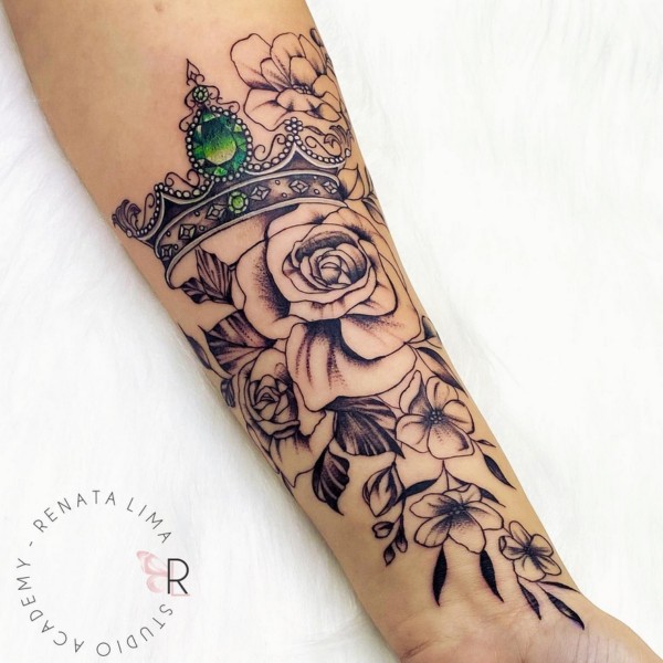 32 tattoo grande de coroa com flores @studiorenatalima