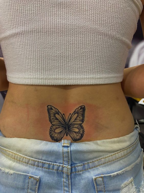 33 tatuagem de borboleta no cóccix Pinterest