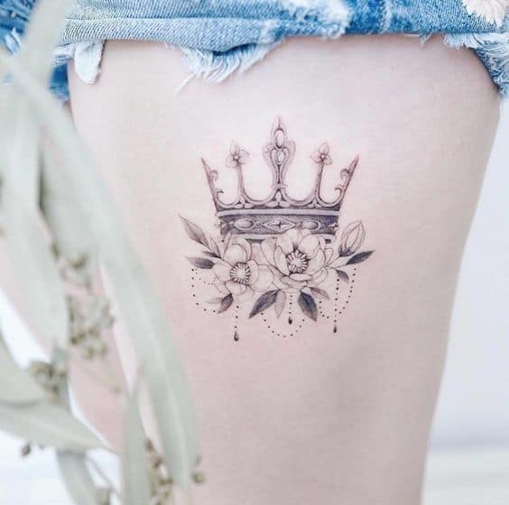 34 tatuagem na coxa de coroa com flores Pinterest
