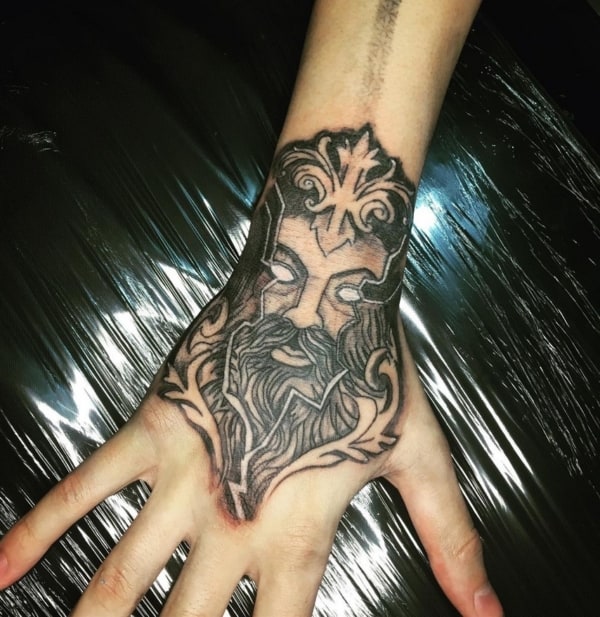 34 tatuagem na mao Zeus @santos tattoostudio