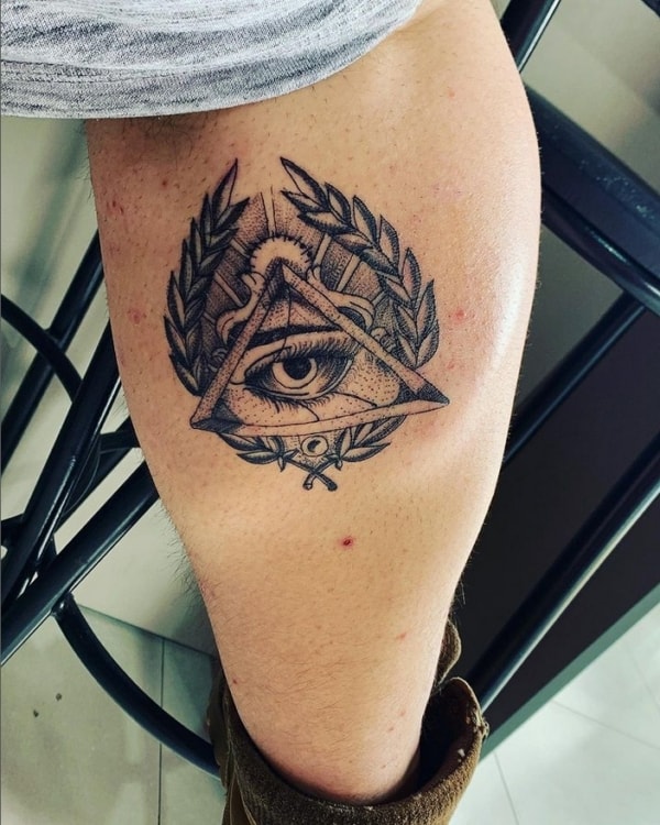 34 tatuagem na perna olho que tudo vê @daianaflores arts