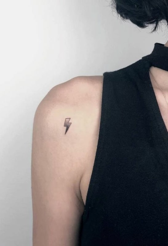 34 tatuagem pequena de raio no ombro Pinterest