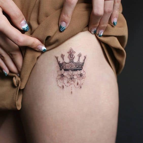 35 tattoo de coroa com flores na coxa Pinterest