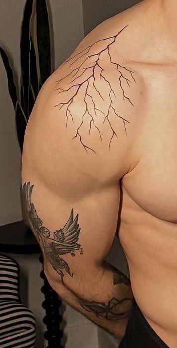 39 tatuagem masculina no ombro de raio Pinterest
