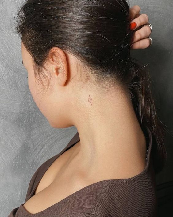 4 tatuagem feminina e minimalista de raio no pescoço Pinterest