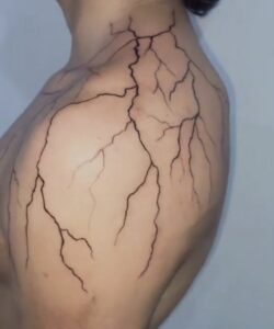 Tatuagem de Raio: +60 ideias incríveis e cheias de estilo!