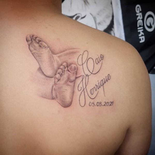 41 tattoo realista de pezinho de bebê com nome e data @sobrinho oficial1