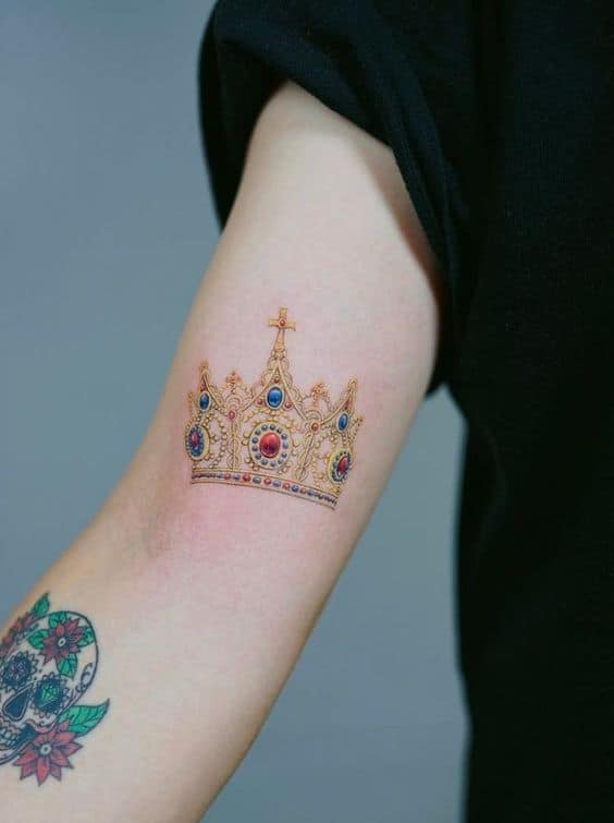 41 tatuagem colorida de coroa no braço Pinterest