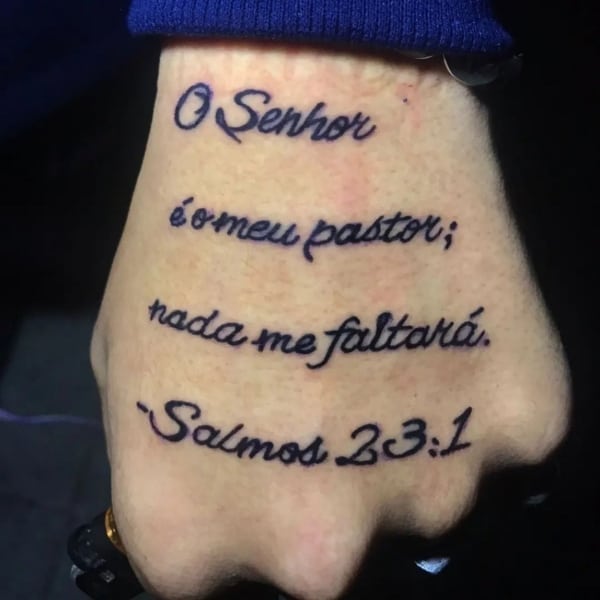 41 tatuagem feminina na mão salmo 23 @wolf tattoo1