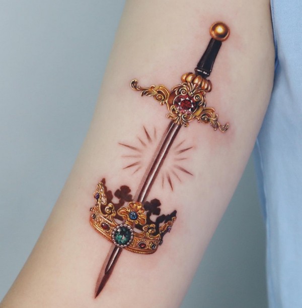 42 tatuagem colorida coroa com espada @jooa tattoo