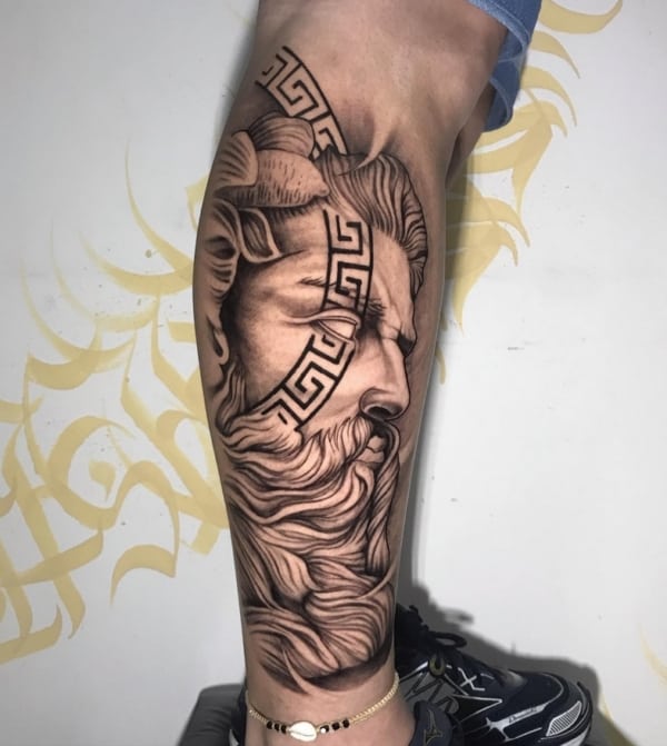 42 tatuagem masculina na perna Zeus @paulohenric tattoo