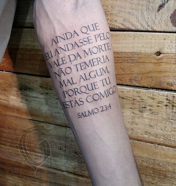 44 tatuagem masculina no braço frase bíblica Pinterest