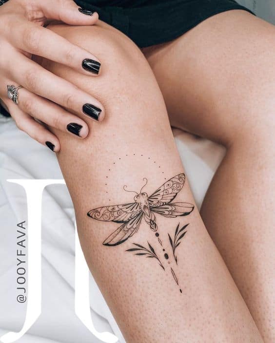 46 tattoo de libélula na perna @jooyfava